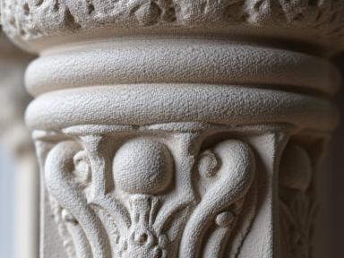 Nahaufnahme von kunstvollen Keramikdetails an einer Säule