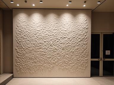 Abstrakte Keramik-Wandinstallation in einem Foyer