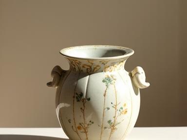Handgefertigte Keramikvase mit floralen Mustern